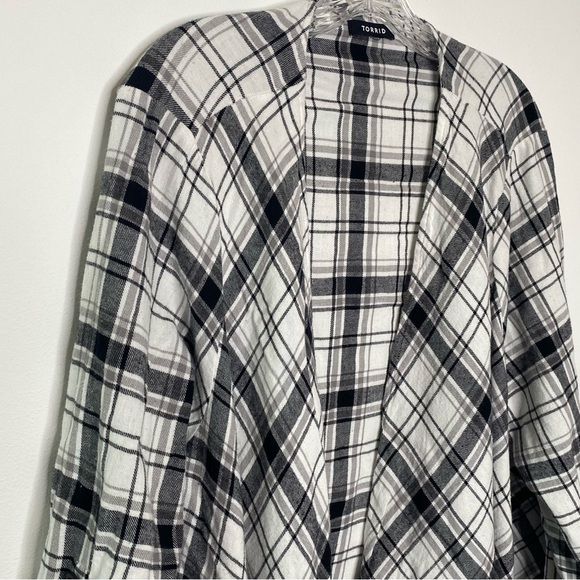 Torrid Black White Gray Wrap Cardigan - Picture 9 of 16